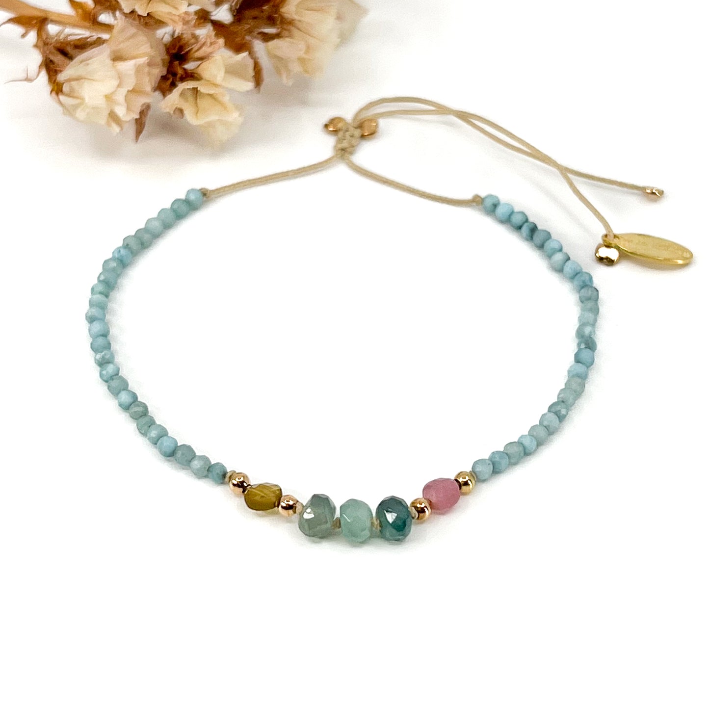 Bracelet ajustable composé de pierres fines naturelles offrant une déclinaison de bleu : perles de pierres de Larimar, de Grandidierite et de Tourmaline