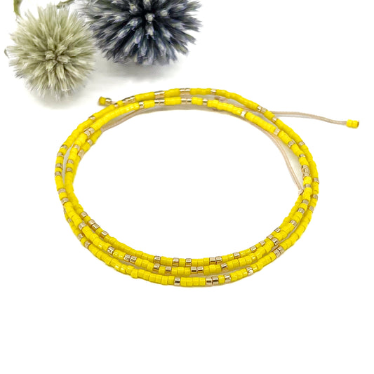 Bracelet ajustable en pierre de rocaille jaune citron et or. Trois tours de poignet