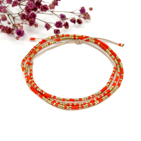 Bracelet ajustable en pierre de rocaille orange pétillant et or. Trois tours de poignet