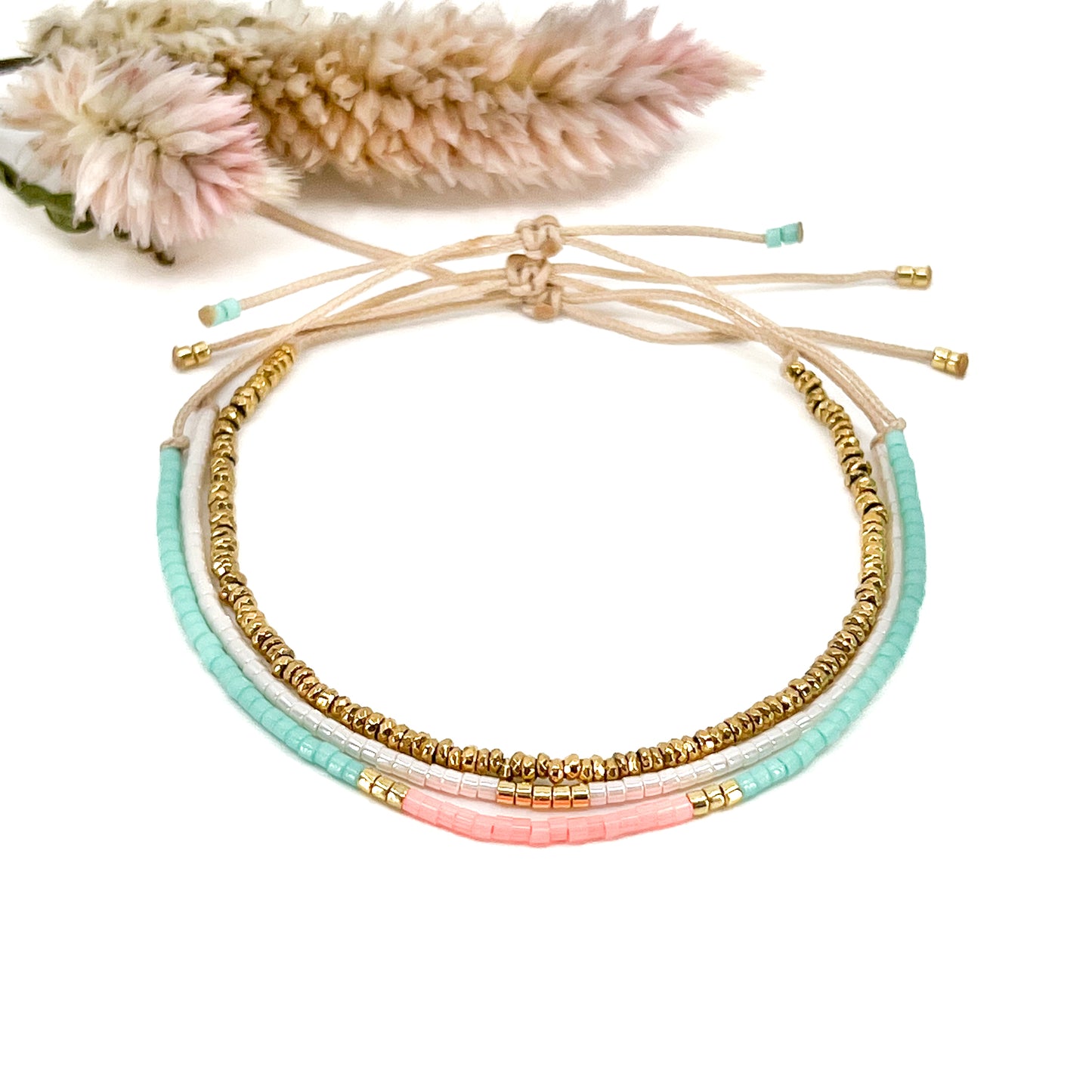 Trio de bracelets en pierres fines et perles de rocaille en verre "Bleu Lagon, Rose & Blanc". Peuvent se porter indépendamment.