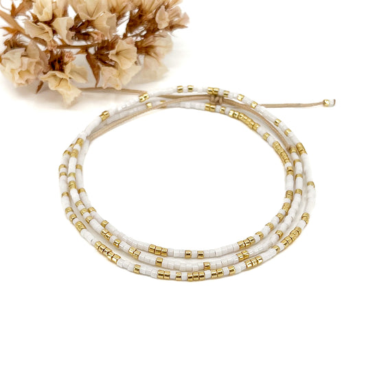 Bracelet ajustable en pierre de rocaille blanc et or. Trois tours de poignet