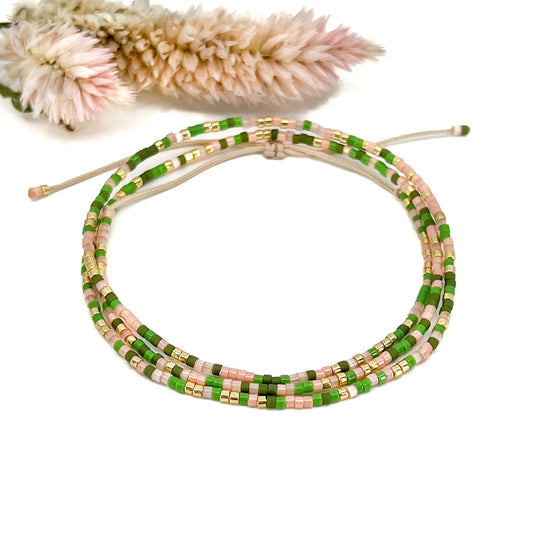 Bracelet ajustable en pierre de rocaille vert, rose et or. Trois tours de poignet