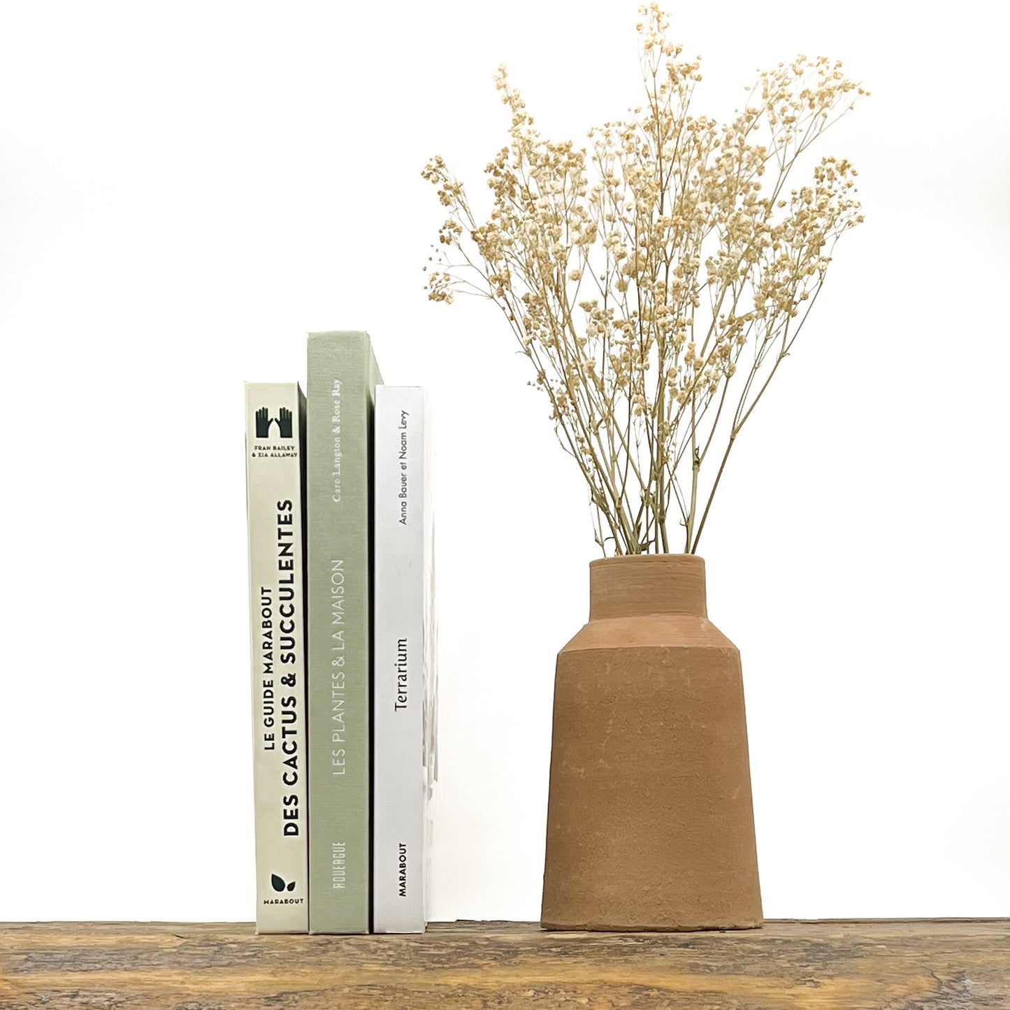 Vase au design épuré en terre cuite fait main. Hauteur 17 cm, largeur de la base 10 cm. Livré avec fleurs séchées offertes.