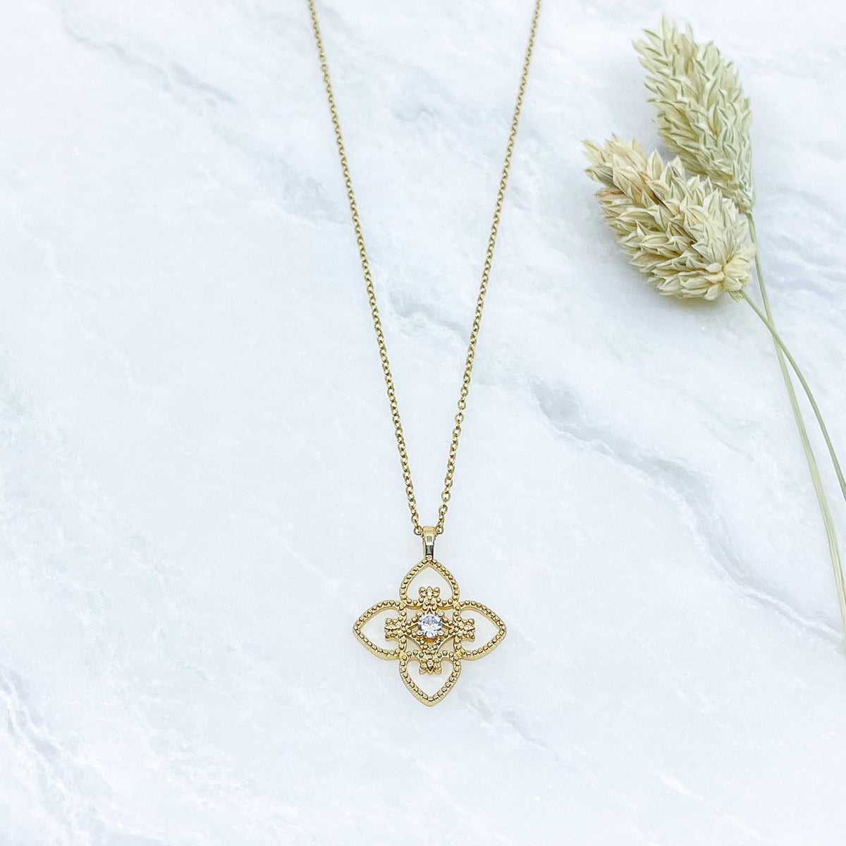 Collier pendentif fleur avec strass
