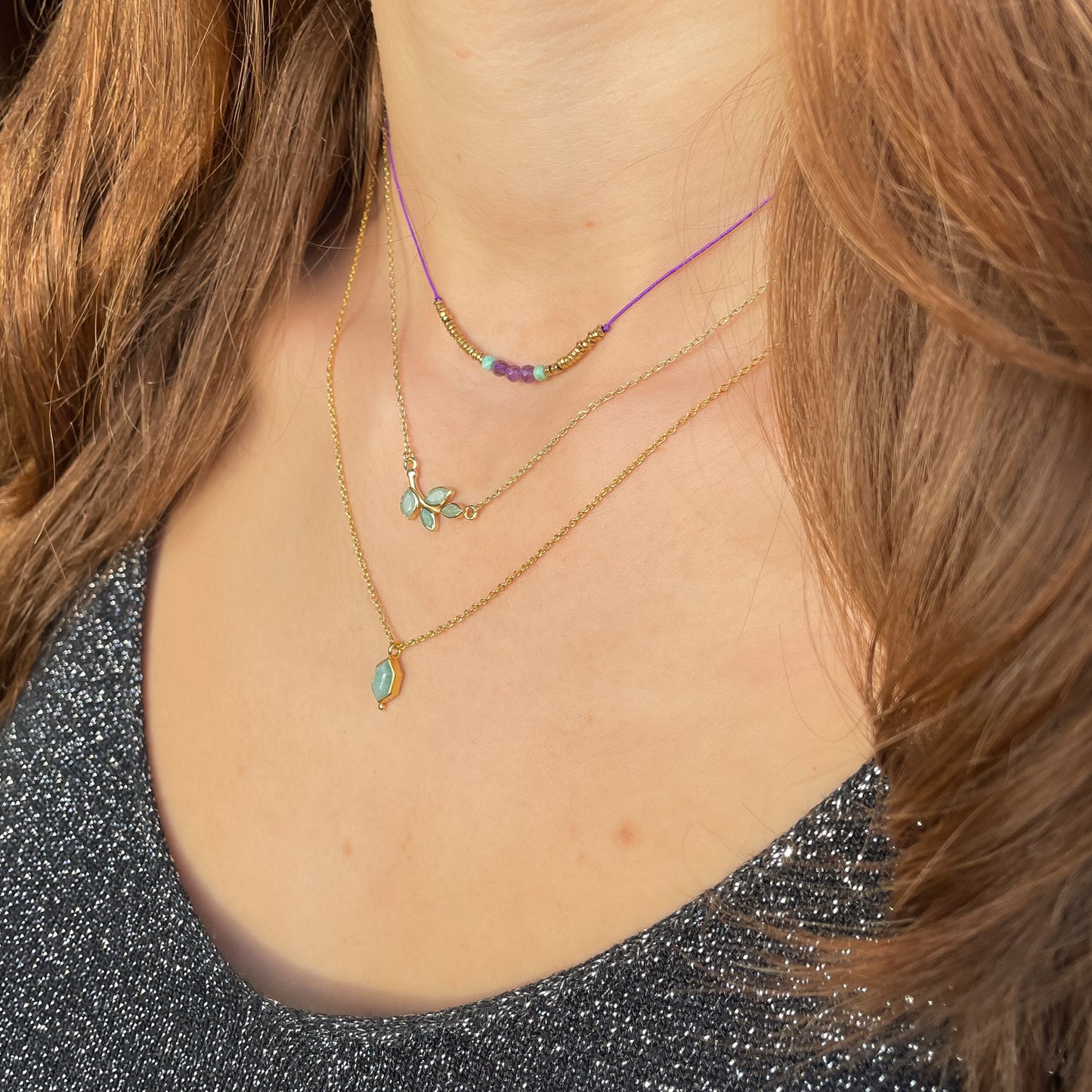 Collier plaqué or, chaîne de réglage jusqu'à 55 cm. Pendentif pierre fine naturelle d'amazonite verte en forme de losange.