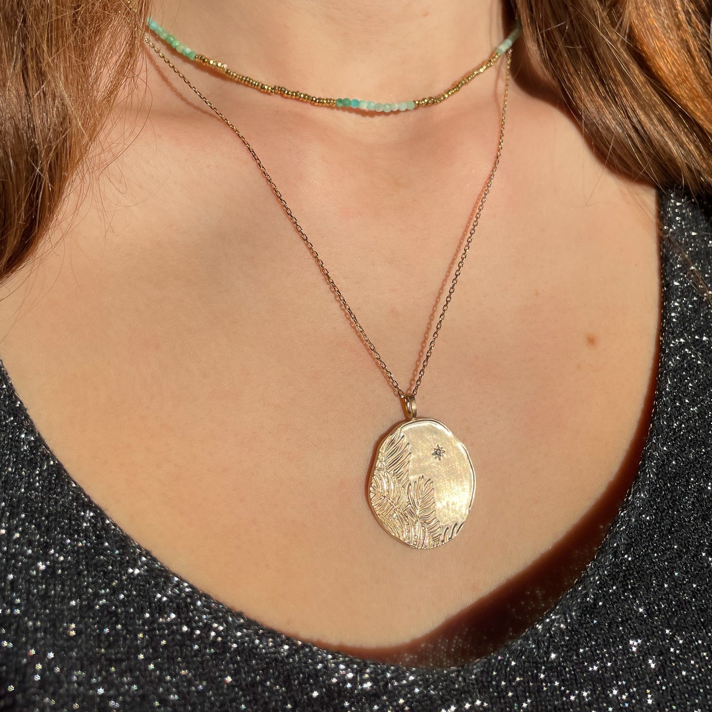 Collier en pierres fines naturelles d'amazonite aux différentes teintes de vert et hématite dorée. Longueur ajustable de 38-43 cm. Fermoir et chaîne d'extension en plaqué or.
