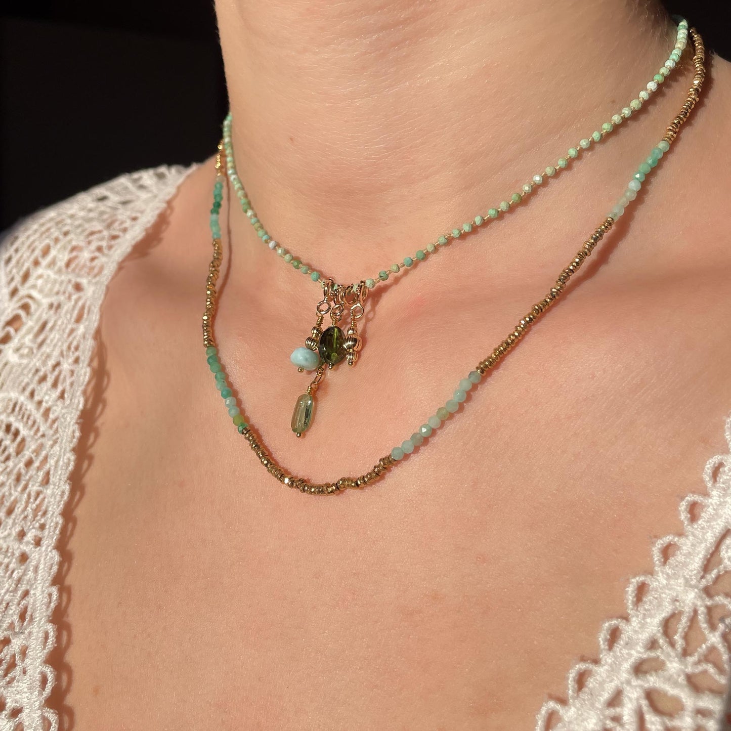 Collier 36 cm en Turquoise aux tons verts et 4 charms composés de différentes pierres fines naturelles et d'un pendentif plaqué or