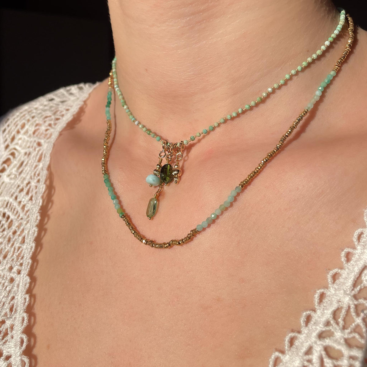 Collier 36 cm en Turquoise aux tons verts et 4 charms composés de différentes pierres fines naturelles et d'un pendentif plaqué or