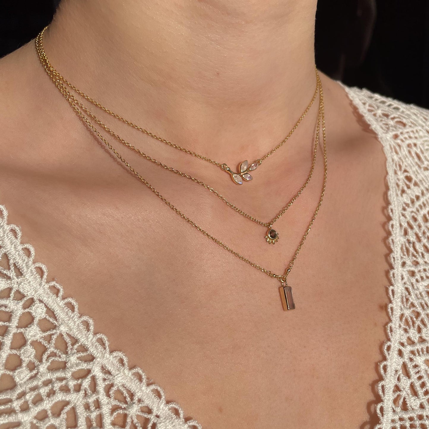 Collier plaqué or, chaîne de réglage jusqu'à 55 cm. Pendentif pierre fine naturelle de quartz fumé comme un couché de soleil