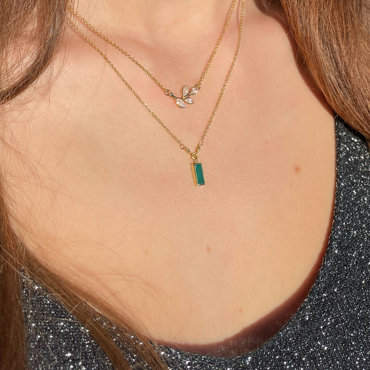 Collier plaqué or, chaîne de réglage 39 à 42 cm. Pendentif pierre fine naturelle d'Agathe verte rectangulaire