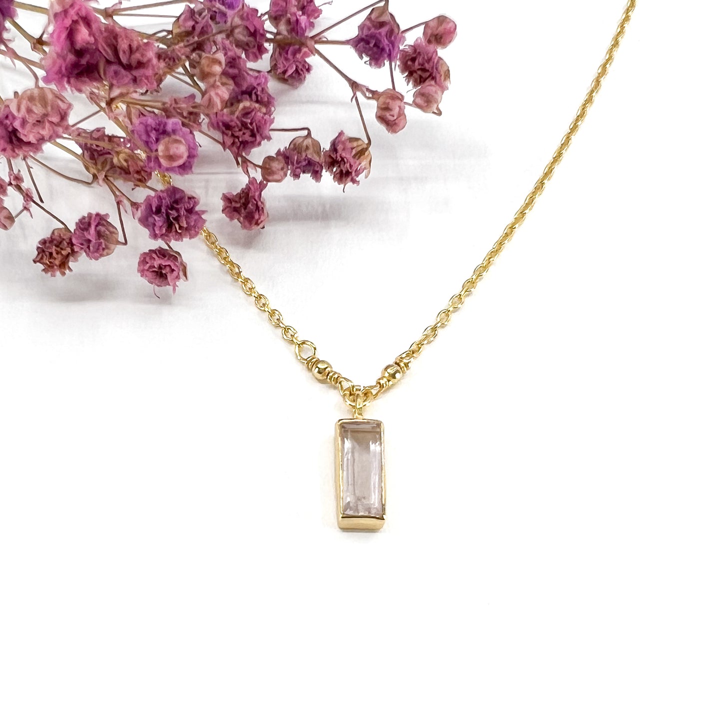 Collier plaqué or, chaîne de réglage 39 à 42 cm. Pendentif pierre fine naturelle de quart rose rectangulaire