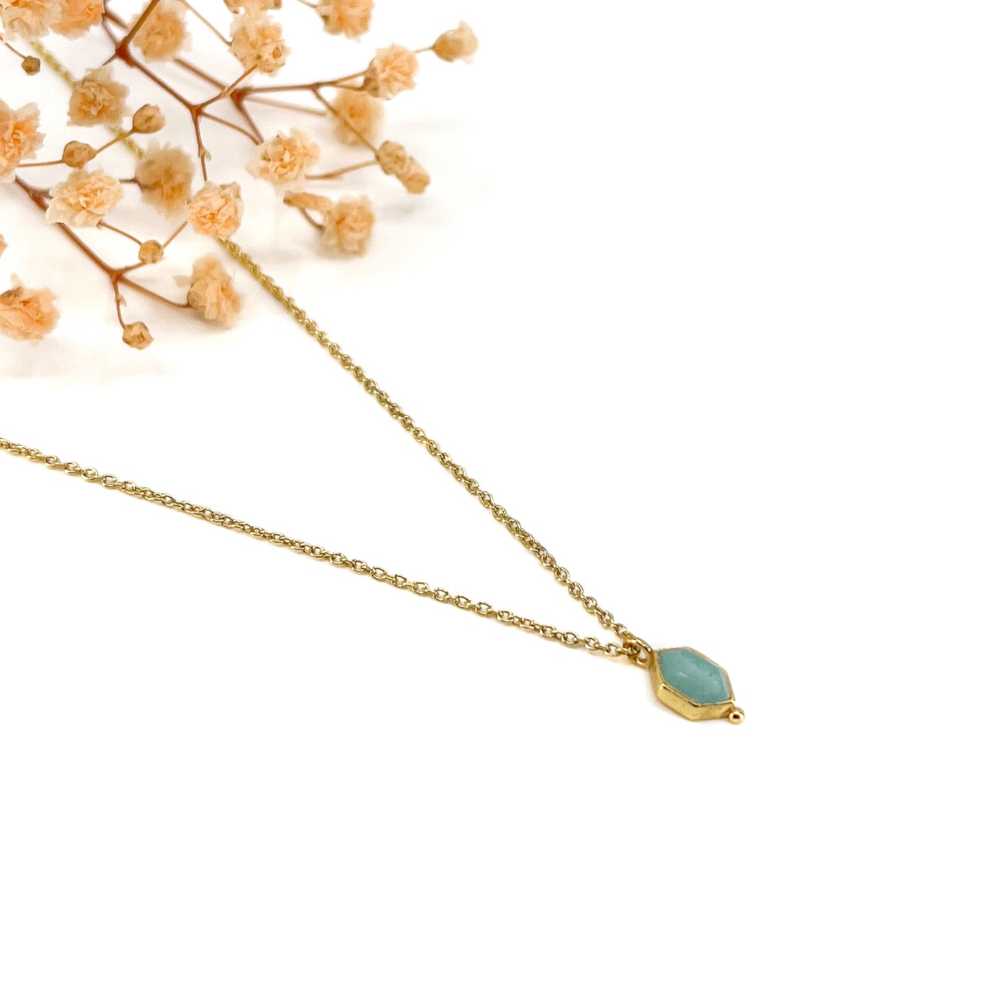 Collier plaqué or, chaîne de réglage jusqu'à 55 cm. Pendentif pierre fine naturelle d'amazonite verte en forme de losange.