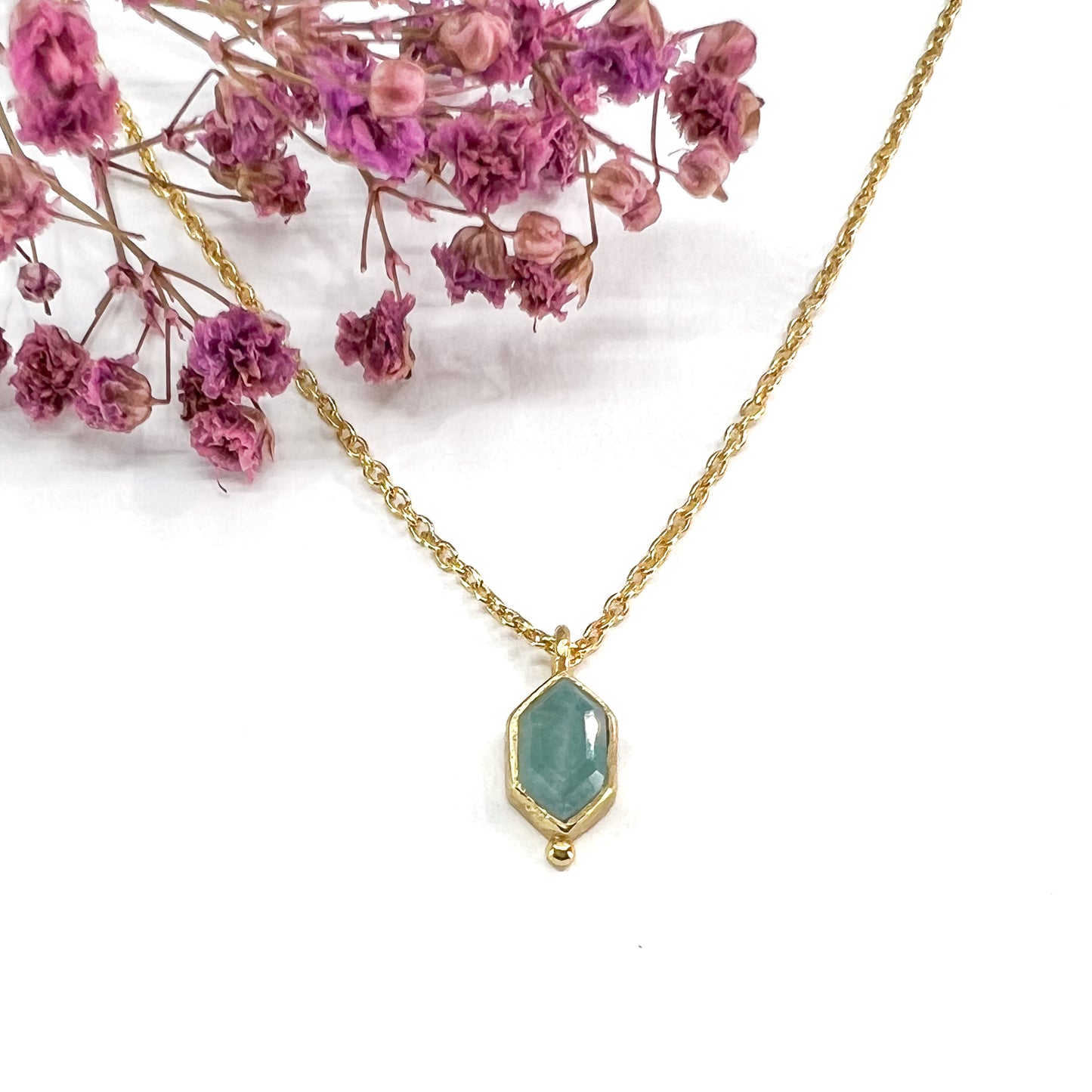 Collier plaqué or, chaîne de réglage jusqu'à 55 cm. Pendentif pierre fine naturelle d'amazonite verte en forme de losange.