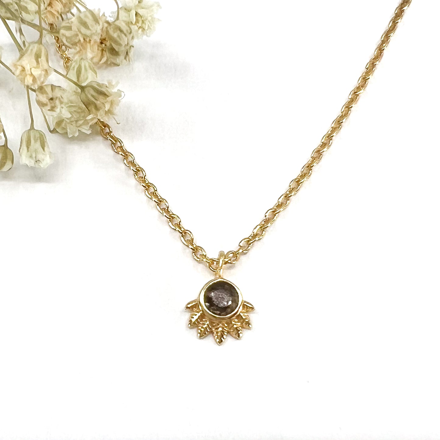 Collier plaqué or, chaîne de réglage jusqu'à 55 cm. Pendentif pierre fine naturelle de quartz fumé comme un couché de soleil