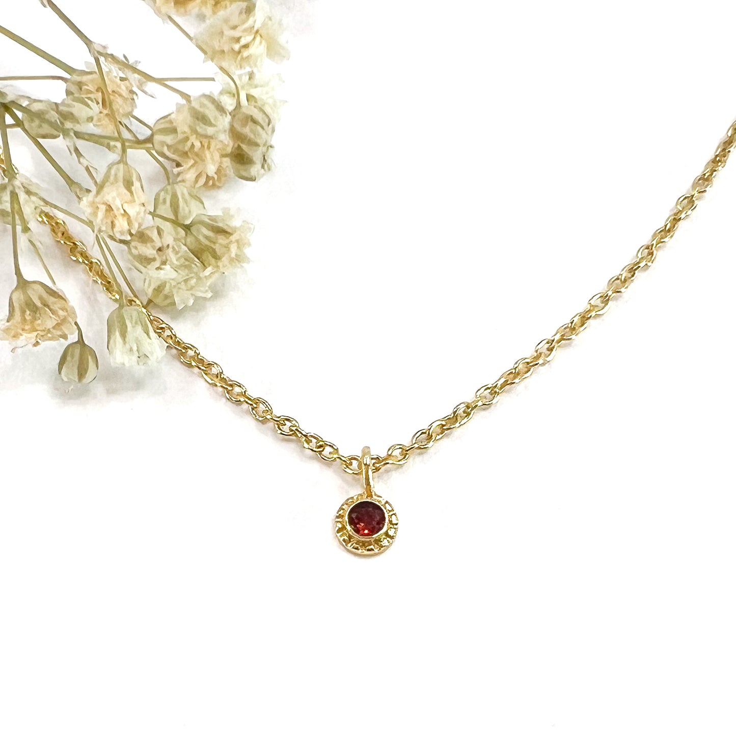 Collier plaqué or, chaîne de réglage jusqu'à 55 cm. Pendentif pierre fine naturelle de Grenat rouge comme un soleil
