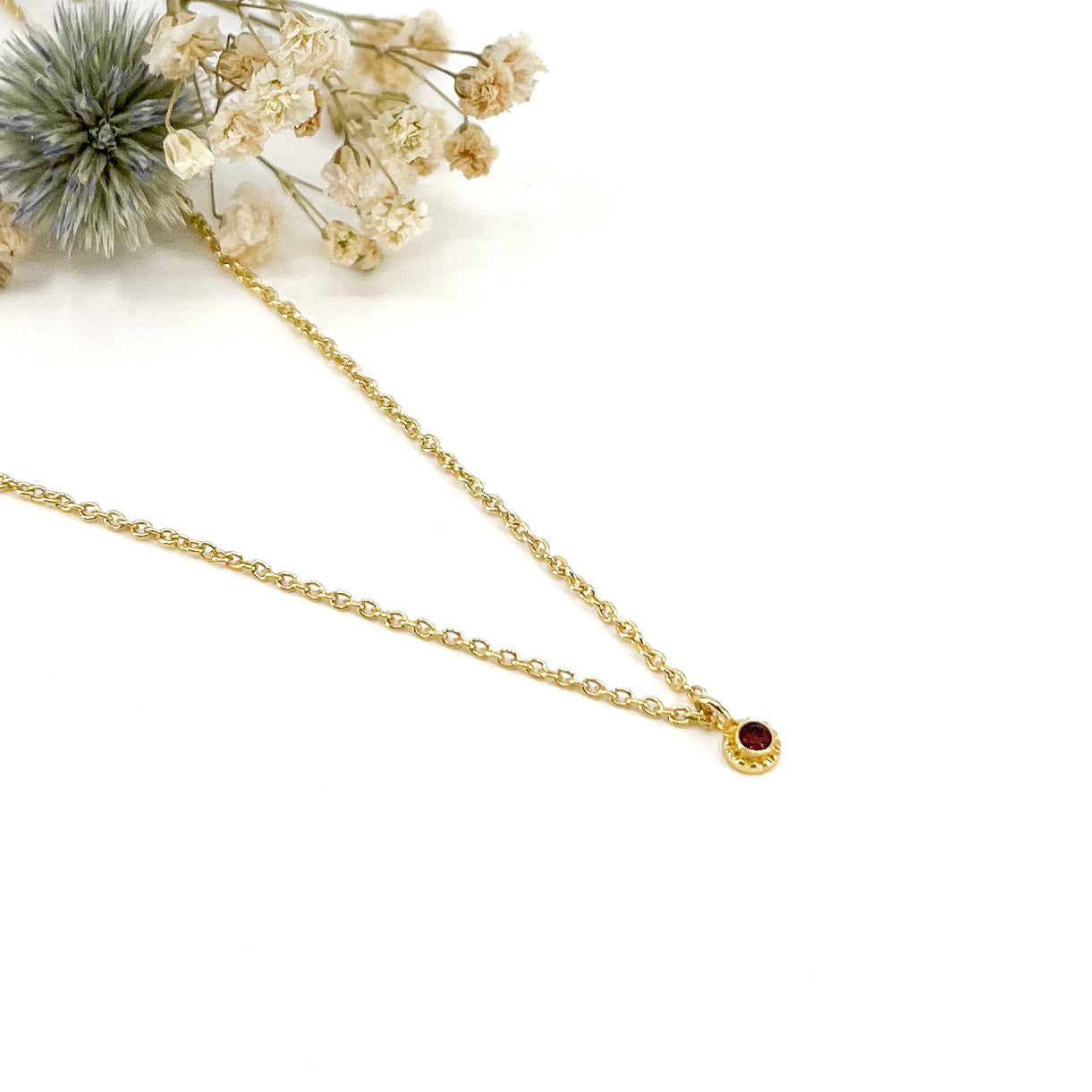 Collier plaqué or, chaîne de réglage jusqu'à 55 cm. Pendentif pierre fine naturelle de Grenat rouge comme un soleil
