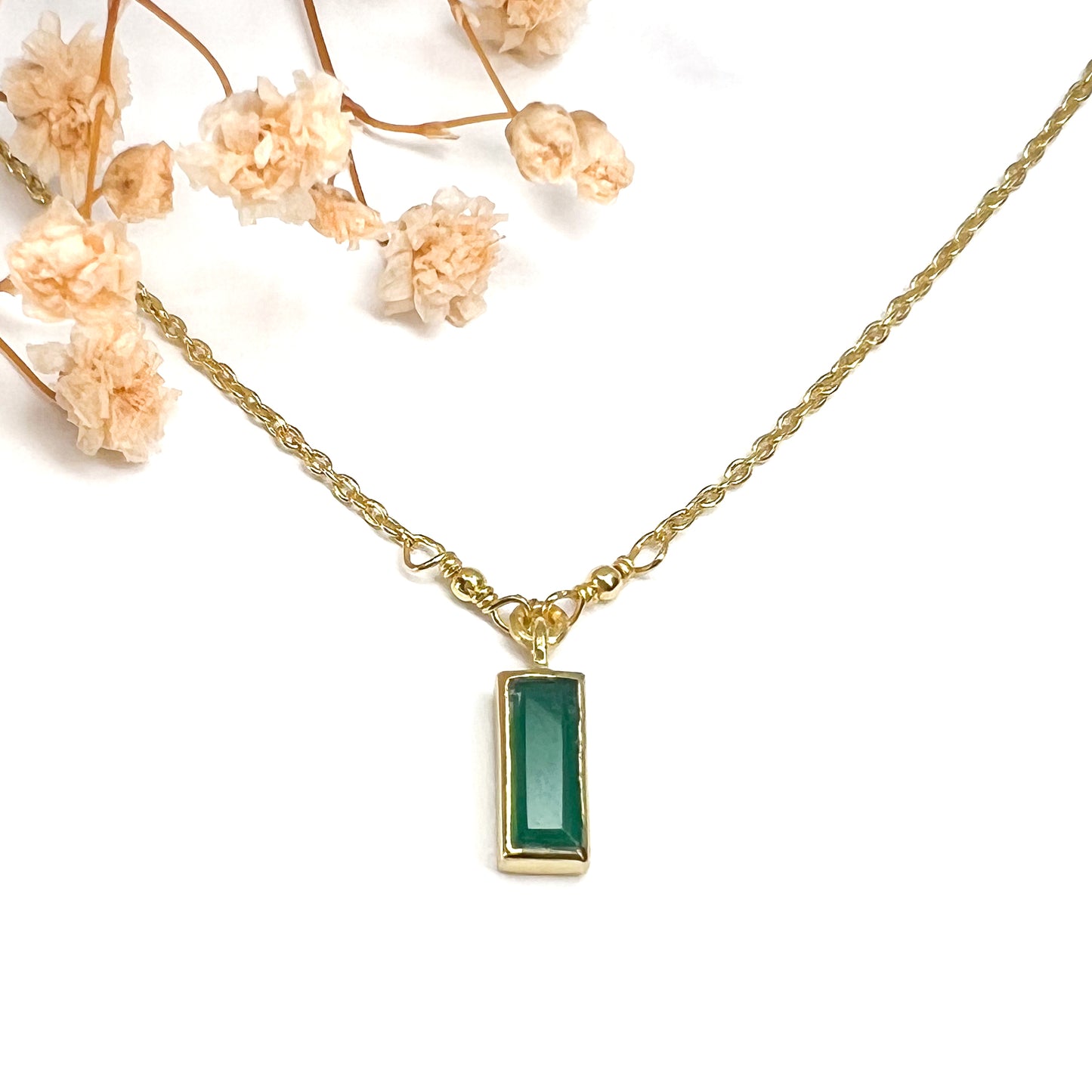 Collier plaqué or, chaîne de réglage 39 à 42 cm. Pendentif pierre fine naturelle d'Agathe verte rectangulaire