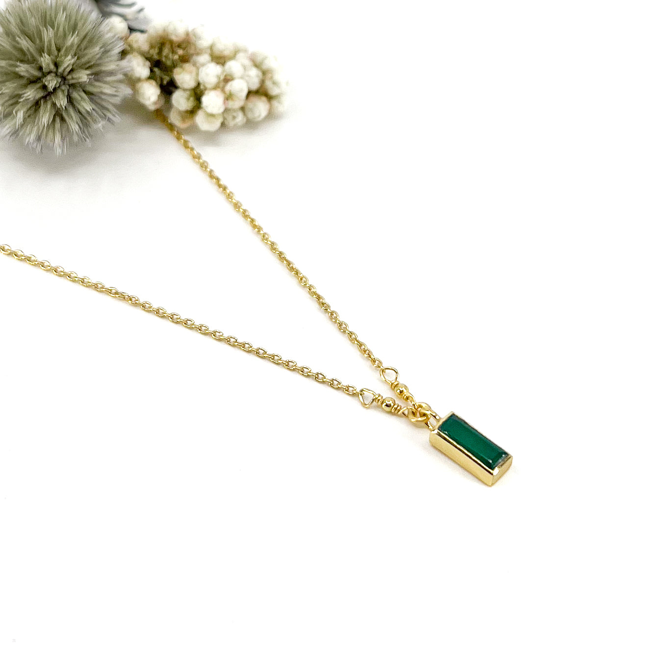 Collier plaqué or, chaîne de réglage 39 à 42 cm. Pendentif pierre fine naturelle d'Agathe verte rectangulaire