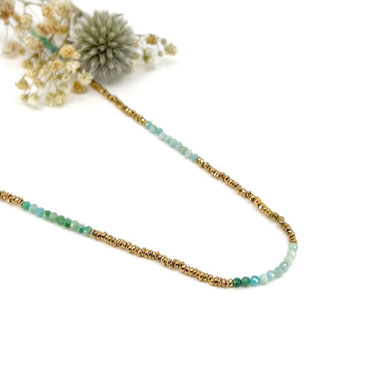 Collier en pierres fines naturelles d'amazonite aux différentes teintes de vert et hématite dorée. Longueur ajustable de 38-43 cm. Fermoir et chaîne d'extension en plaqué or.