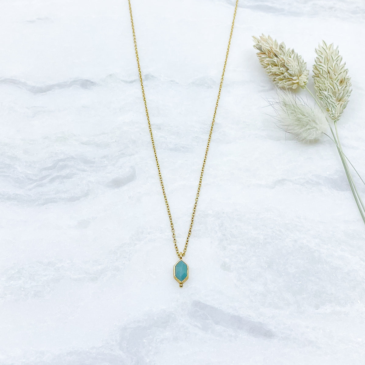 Collier plaqué or, chaîne de réglage jusqu'à 55 cm. Pendentif pierre fine naturelle d'amazonite verte en forme de losange.