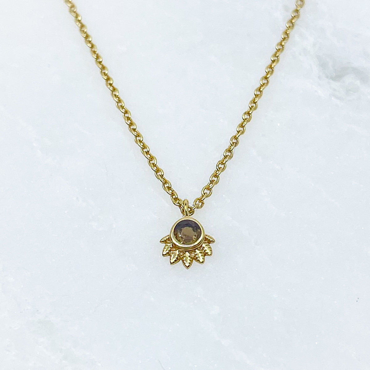 Collier plaqué or, chaîne de réglage jusqu'à 55 cm. Pendentif pierre fine naturelle de quartz fumé comme un couché de soleil