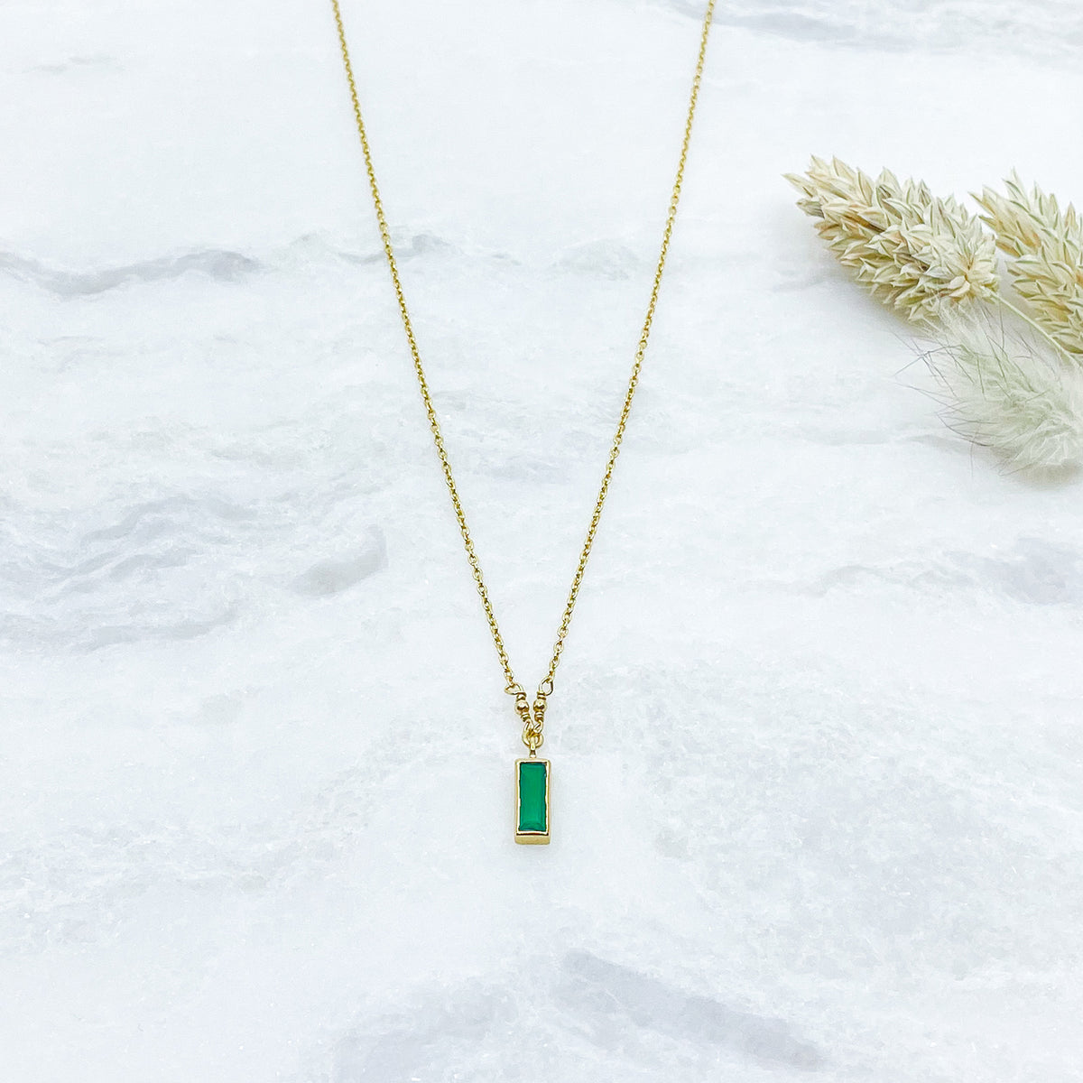 Collier plaqué or, chaîne de réglage 39 à 42 cm. Pendentif pierre fine naturelle d'Agathe verte rectangulaire