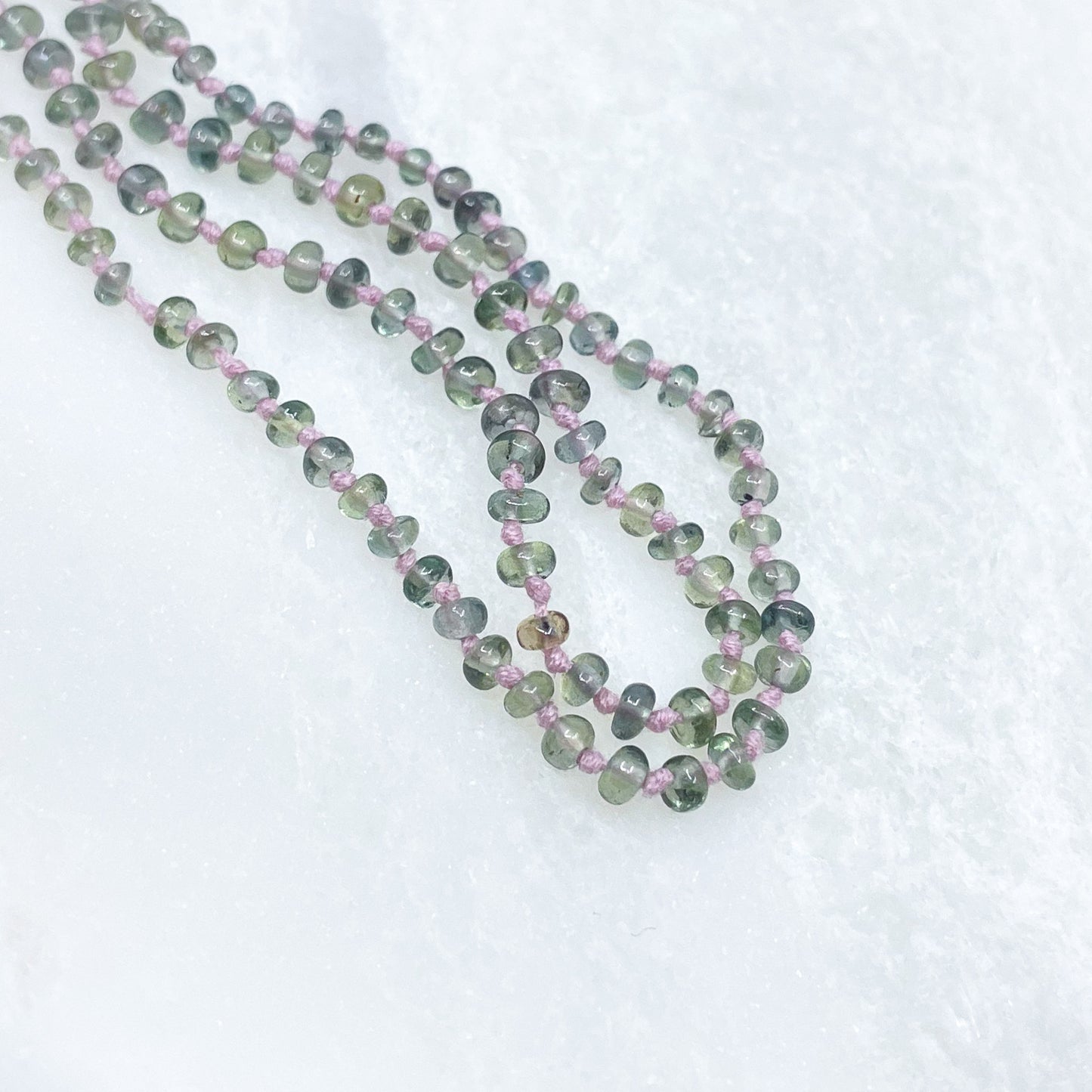 Collier 36 cm green saphir et 4 charms composés de différentes pierres fines naturelles et d'un pendentif cœur plaqué or