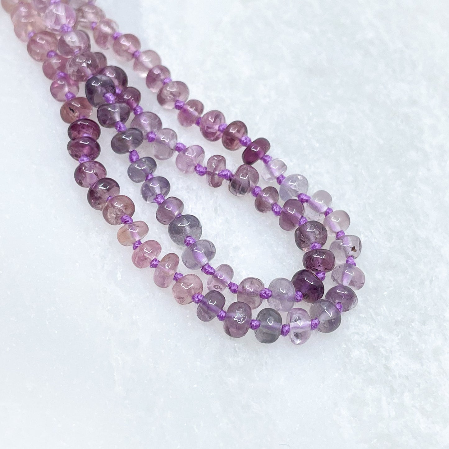 Collier 36 cm spinelle rose et 4 charms composés de différentes pierres fines naturelles et d'un pendentif cœur plaqué or