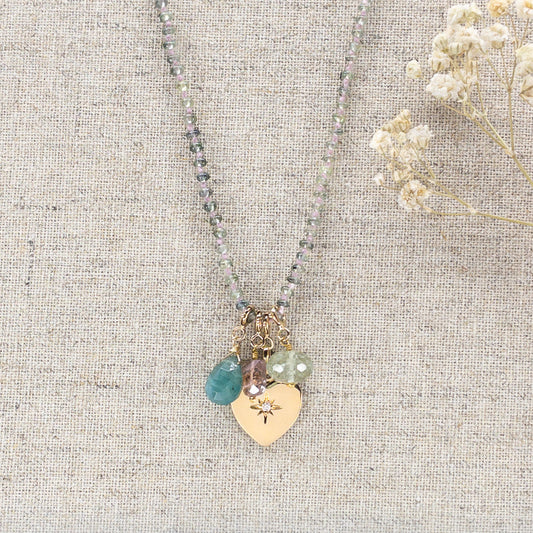 Collier 36 cm green saphir et 4 charms composés de différentes pierres fines naturelles et d'un pendentif cœur plaqué or