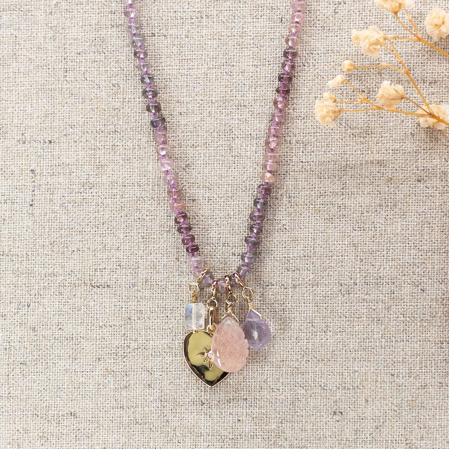 Collier 36 cm spinelle rose et 4 charms composés de différentes pierres fines naturelles et d'un pendentif cœur plaqué or