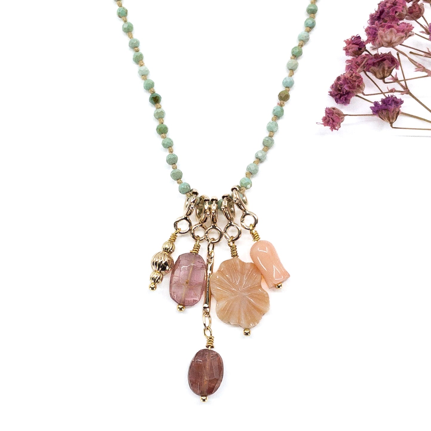 Collier 36 cm en Turquoise aux tons verts et 5 charms composés de différentes pierres fines naturelles et corail et d'un pendentif plaqué or