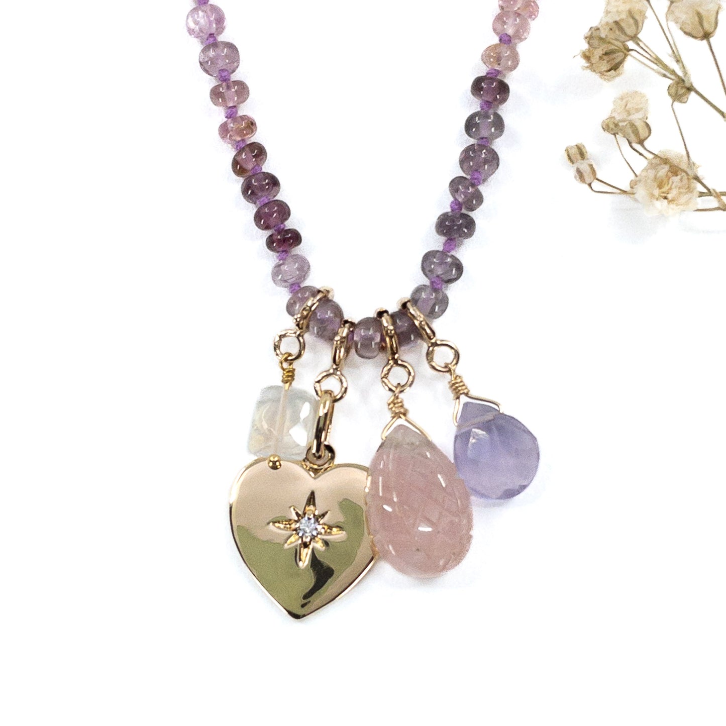 Collier 36 cm spinelle rose et 4 charms composés de différentes pierres fines naturelles et d'un pendentif cœur plaqué or