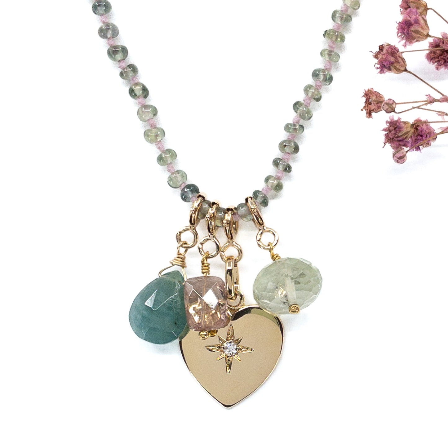 Collier 36 cm green saphir et 4 charms composés de différentes pierres fines naturelles et d'un pendentif cœur plaqué or