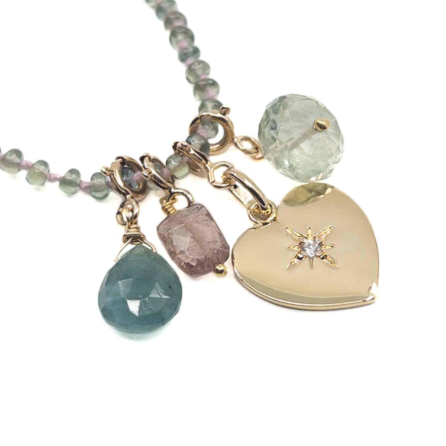 Collier 36 cm green saphir et 4 charms composés de différentes pierres fines naturelles et d'un pendentif cœur plaqué or