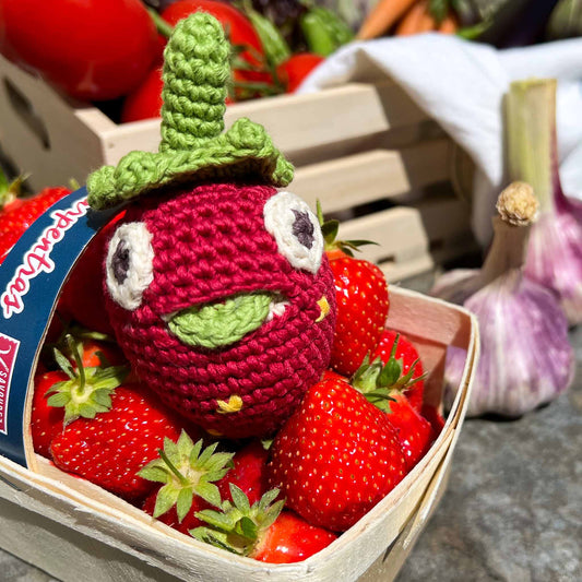 Hochet Fraise pour bébé en crochet en coton bio fait main avec petit grelot. Hauteur 10 cm, couleur rouge