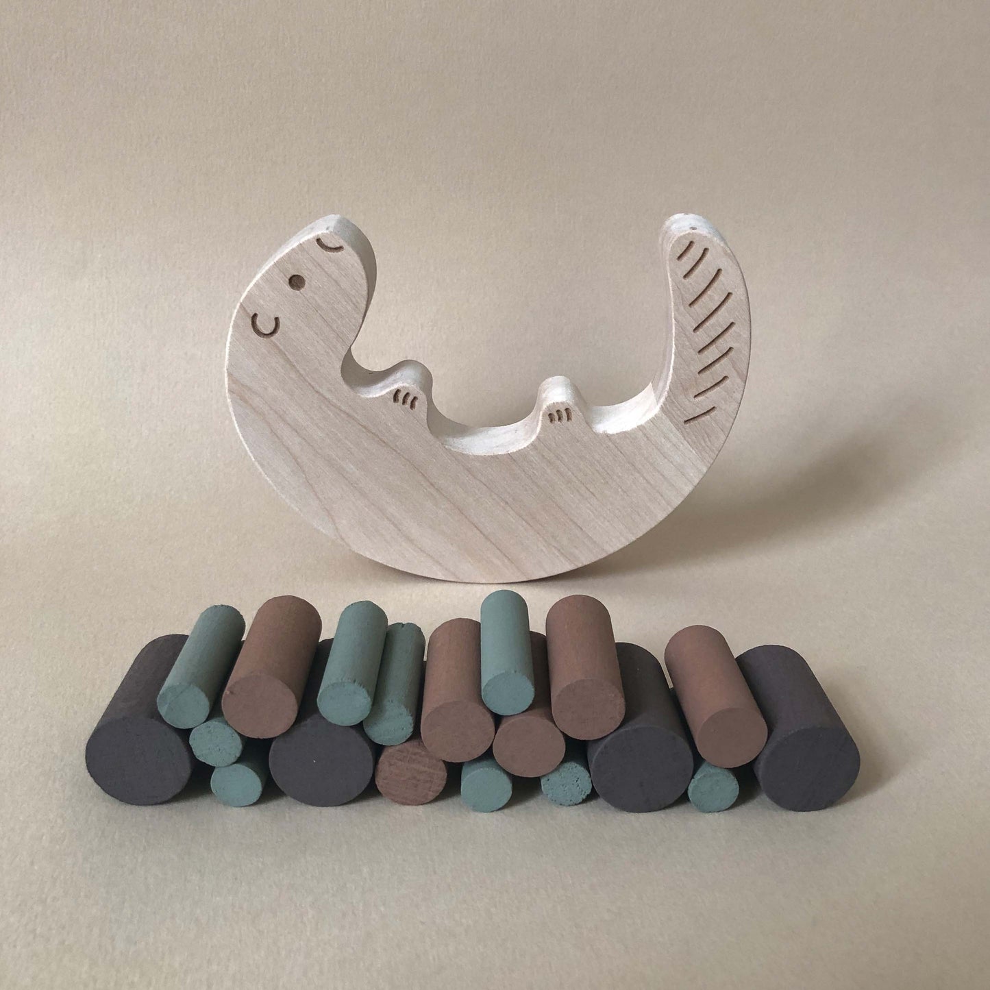 Jeu d'équilibre en bois. Des petits rondins de bois sont à empiler sur un adorable castor. A partir de 3 ans