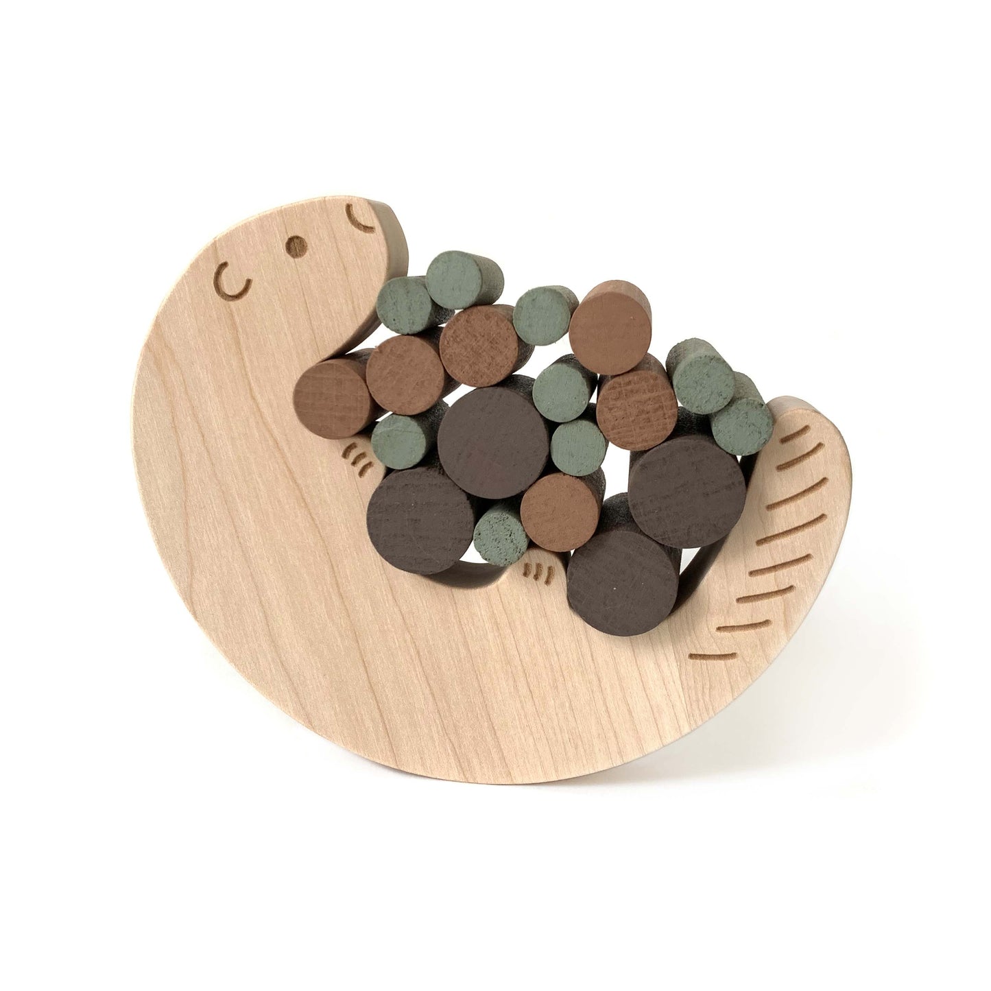 Jeu d'équilibre en bois. Des petits rondins de bois sont à empiler sur un adorable castor. A partir de 3 ans