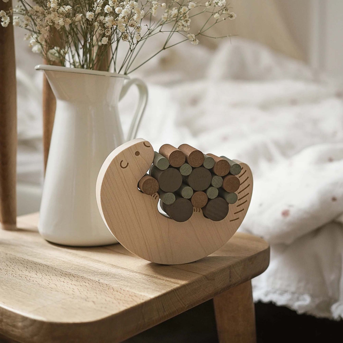 Jeu d'équilibre en bois. Des petits rondins de bois sont à empiler sur un adorable castor. A partir de 3 ans