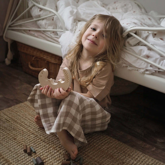 Jeu d'équilibre en bois. Des petits rondins de bois sont à empiler sur un adorable castor. A partir de 3 ans