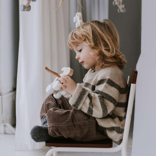Jouet en bois fait main. Lapin en bois naturel, roues blanches. Jouet à pousser