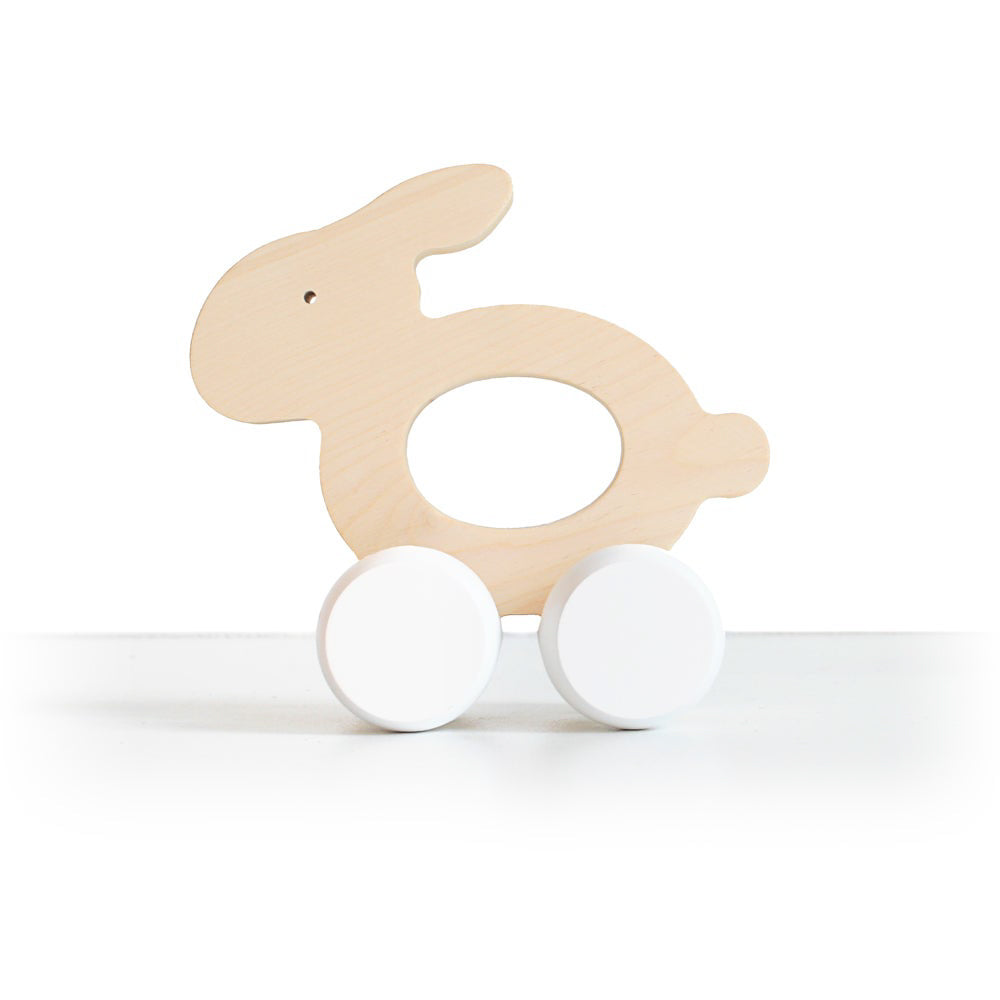Jouet en bois fait main. Lapin en bois naturel, roues blanches. Jouet à pousser