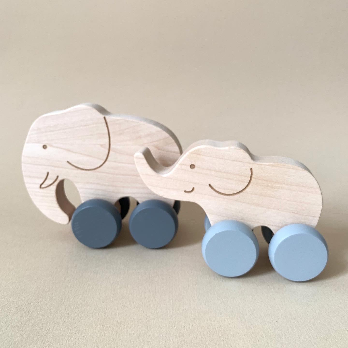 Jouet en bois à pousser composé d'une maman éléphant et de son petit. A partir d'un an.