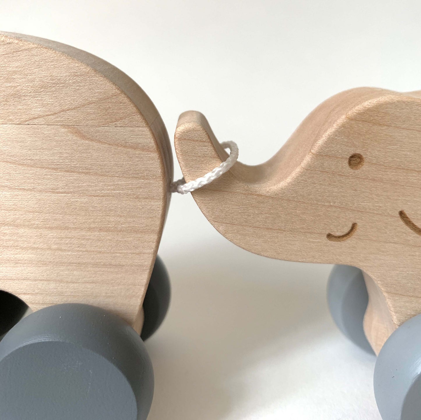 Jouet en bois à pousser composé d'une maman éléphant et de son petit. A partir d'un an.
