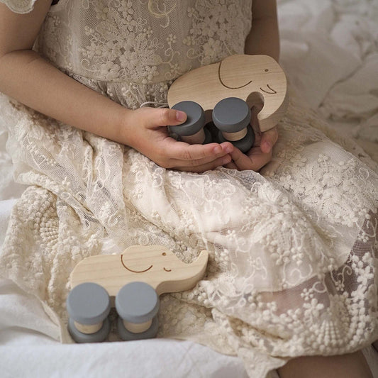 Jouet en bois à pousser composé d'une maman éléphant et de son petit. A partir d'un an.