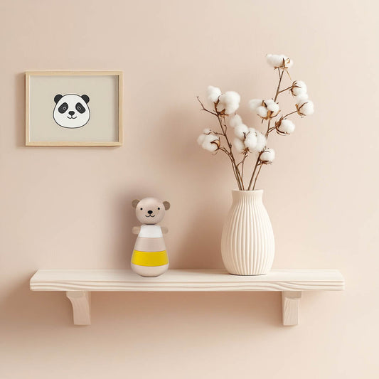 Jouet en bois naturel ours composé de 4 anneaux empilables aux couleurs naturelles et jaune.