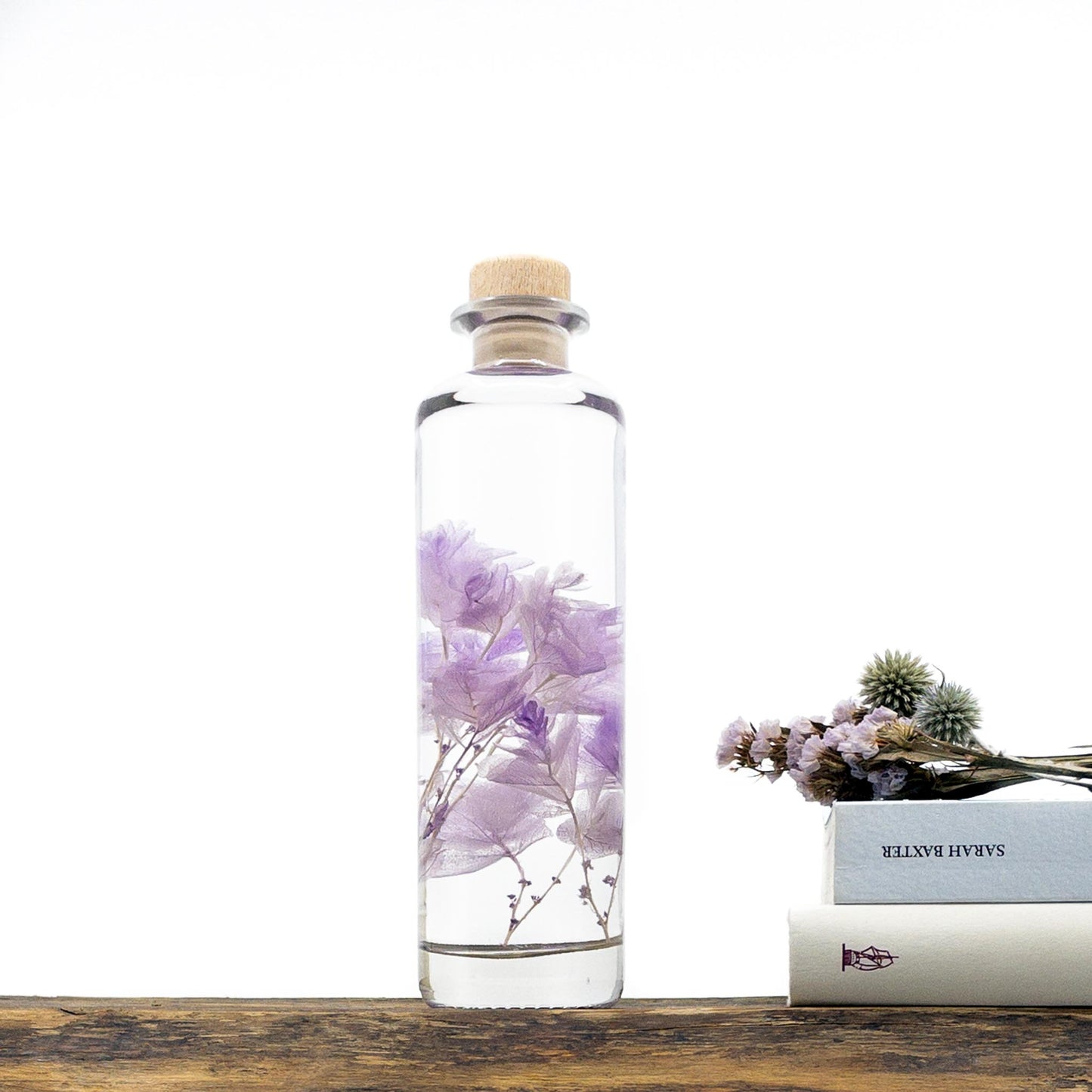 Plante immergée dans un flacon d'apothicaire en verre rond de 21 cm de hauteur. Brin d'Hortensia Feuille de Chêne Lilas