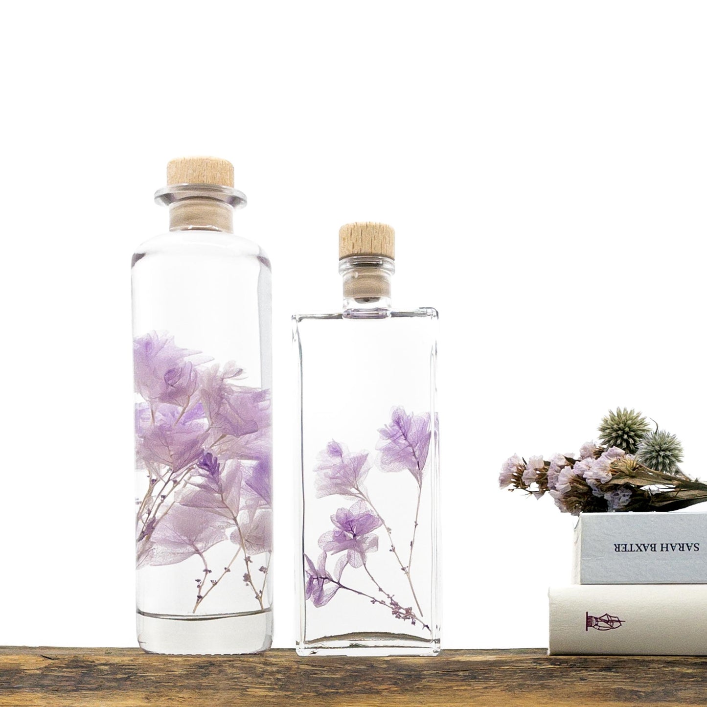 Plante immergée dans un flacon d'apothicaire en verre rectangulaire de 17 cm de hauteur. Brin d'Hortensia Feuille de Chêne Lilas