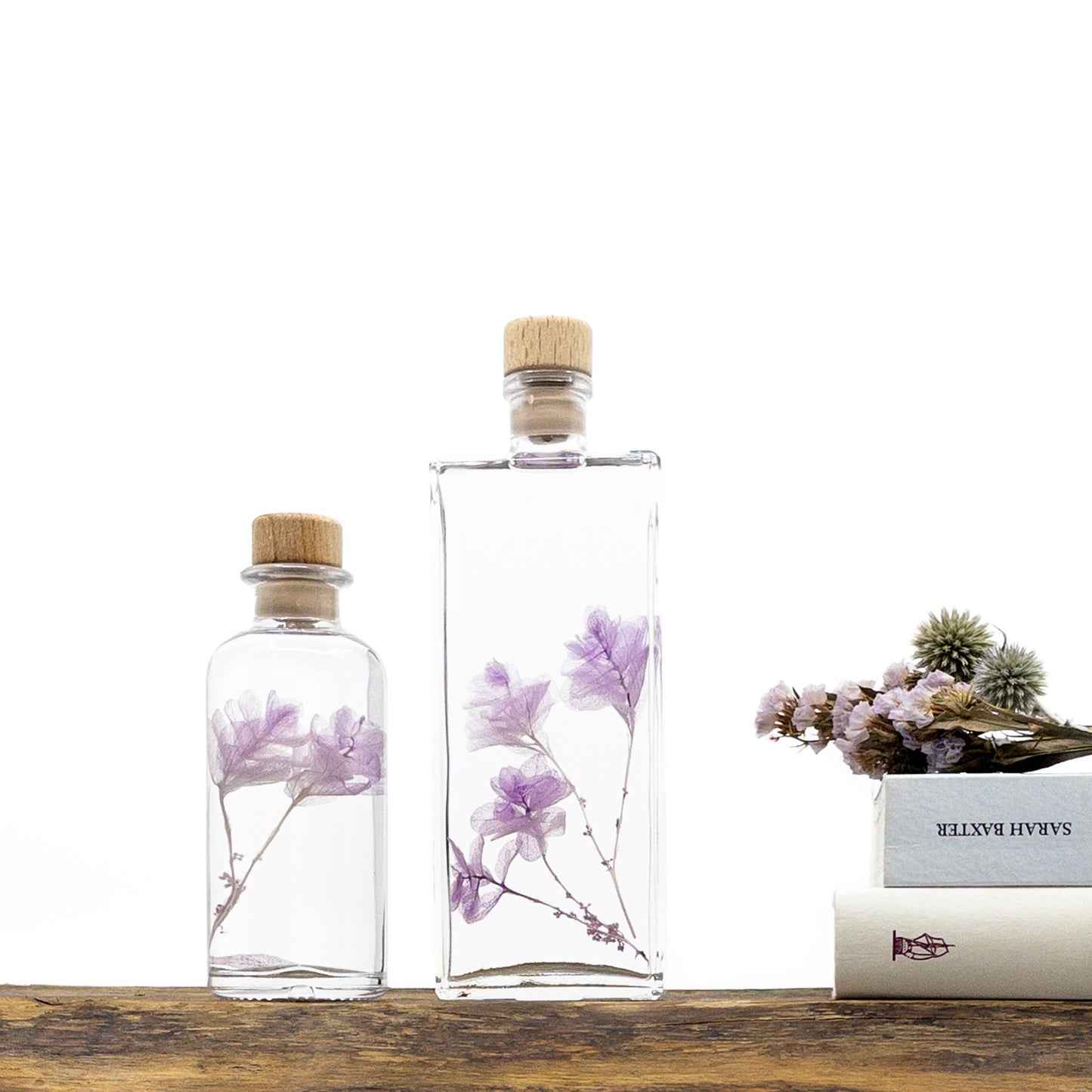 Plante immergée dans un flacon d'apothicaire en verre rectangulaire de 17 cm de hauteur. Brin d'Hortensia Feuille de Chêne Lilas