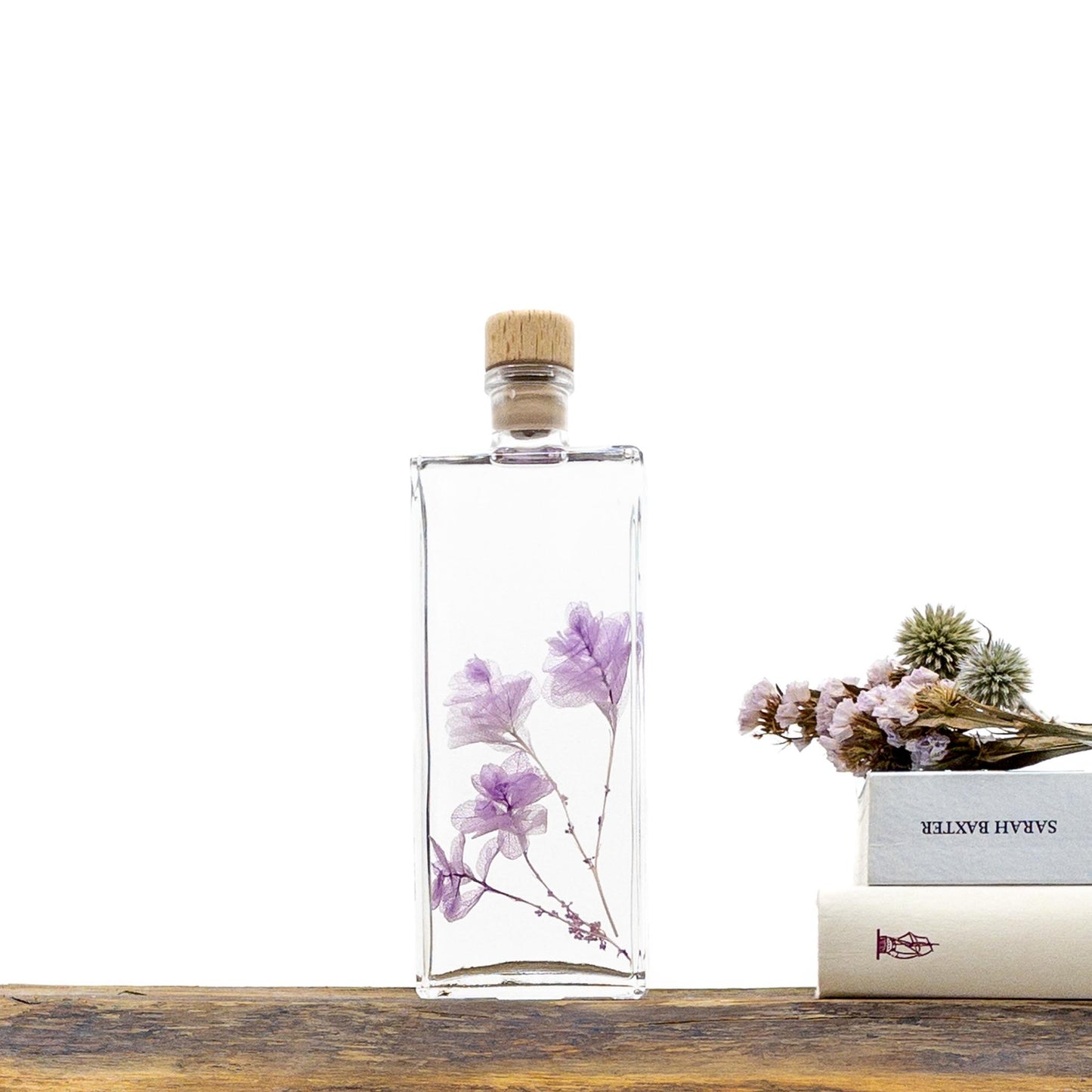 Plante immergée dans un flacon d'apothicaire en verre rectangulaire de 17 cm de hauteur. Brin d'Hortensia Feuille de Chêne Lilas