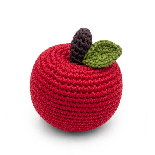 Hochet en coton bio fait au crochet à la main en forme de pomme toute rouge.